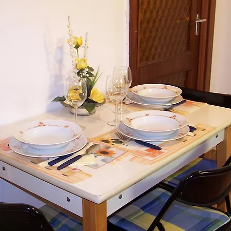 Sinko - Free Garage Parking, Central, 2 Bedrooms 4 Single Beds, Flexi Check-out