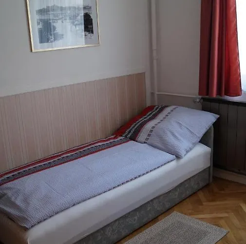 Sinko - Free Garage Parking, Central, 2 Bedrooms 4 Single Beds, Flexi Check-out