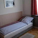 Sinko - Free Garage Parking, Central, 2 Bedrooms 4 Single Beds, Flexi Check-out