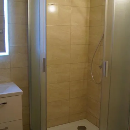 Sinko - Free Garage Parking, Central, 2 Bedrooms 4 Single Beds, Flexi Check-out *